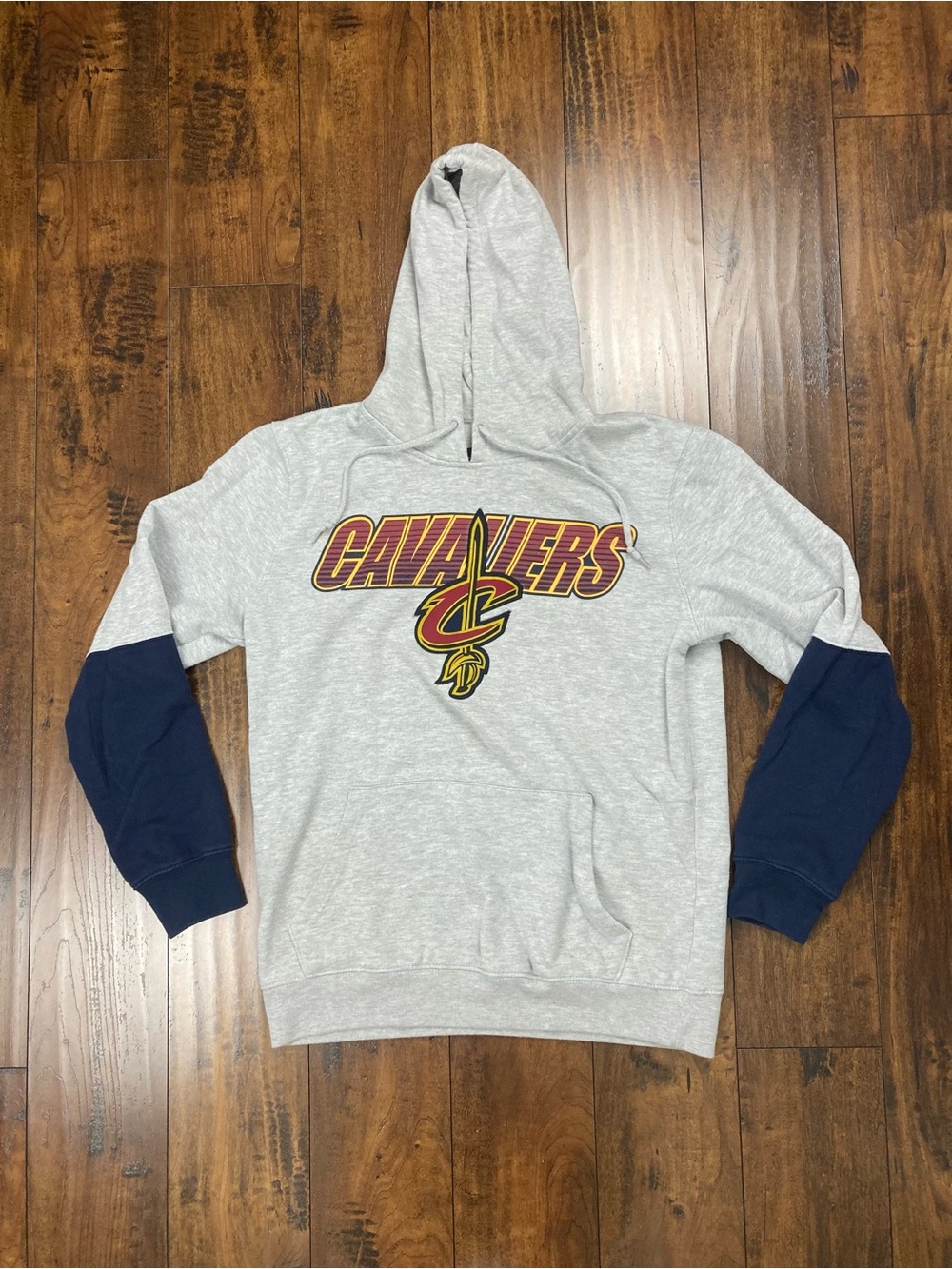 CLEVELAND CAVALIERS Men’s Hoodie Gray w/ Blue Sleeves Embroidered Size MEDIUM